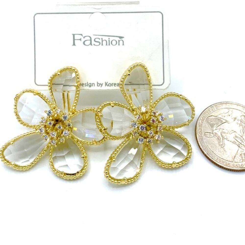NEW Glass petal flower earrings gold tone. Post.
